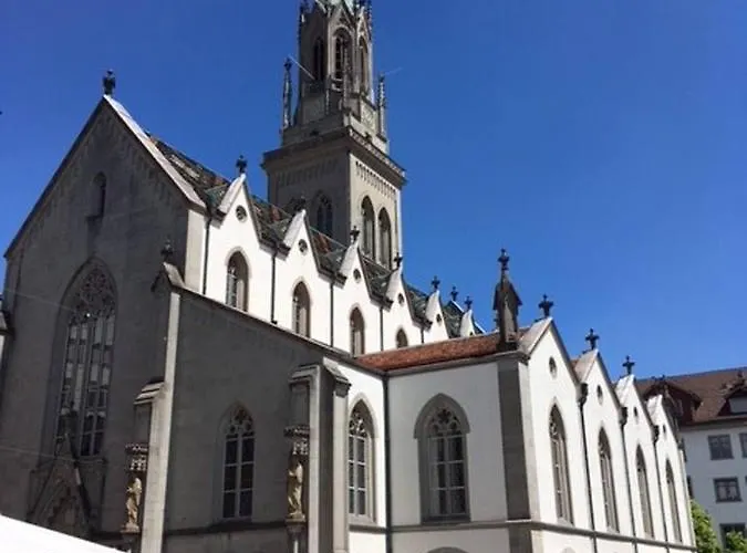 2 With Balcony, Central, Quiet Location Apartamento